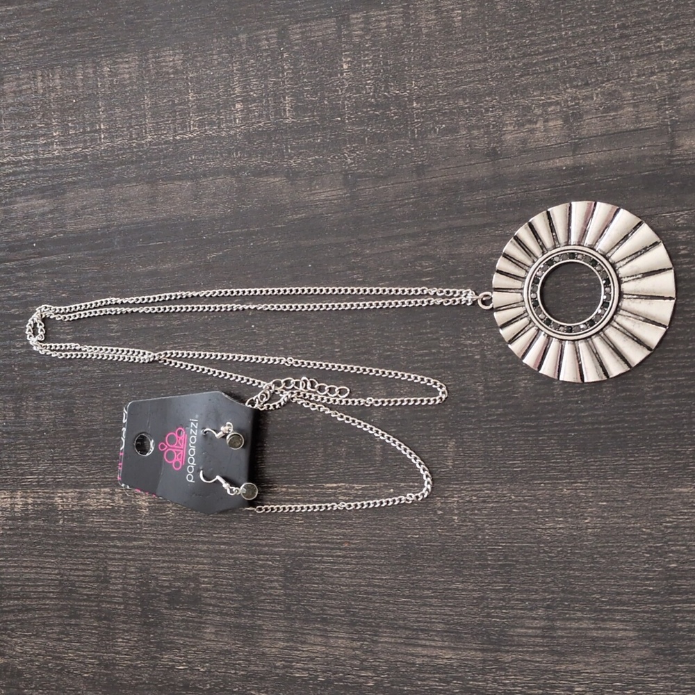 Paparazzi Silvertone Necklace & Earrings Set NWT
